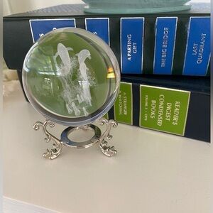 HDCRYSTALGIFTS 3D Crystal Decorative Ball Laser Engraved Dolphin Paperweight